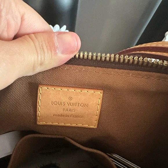 Gently used authentic Louis Vuitton handbag - Picture 5 of 7